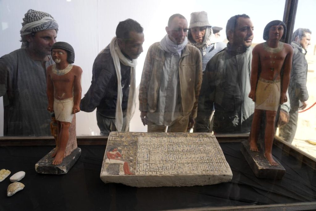 Una momia cubierta en oro y otros increíbles artefactos descubiertos en Egipto