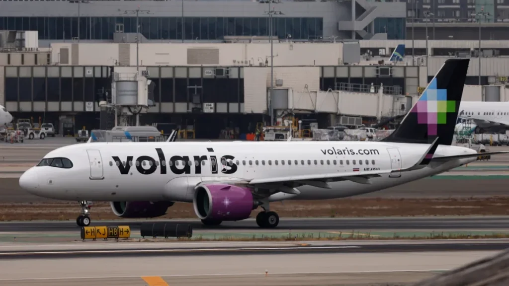 Detienen a un hombre por supuestamente intentar desviar un vuelo interno de México a EE.UU.