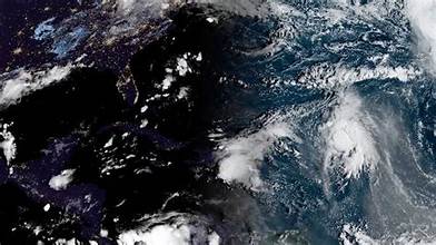 Las tormentas en interacción Humberto e Imelda podrían tocar tierra en EE.UU.